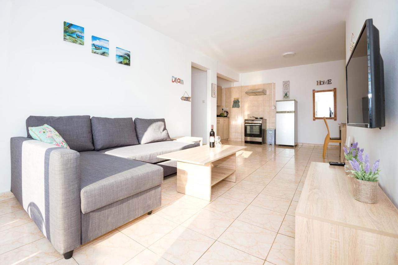 Mynapa Apartments Ajía Nápa Eksteriør bilde